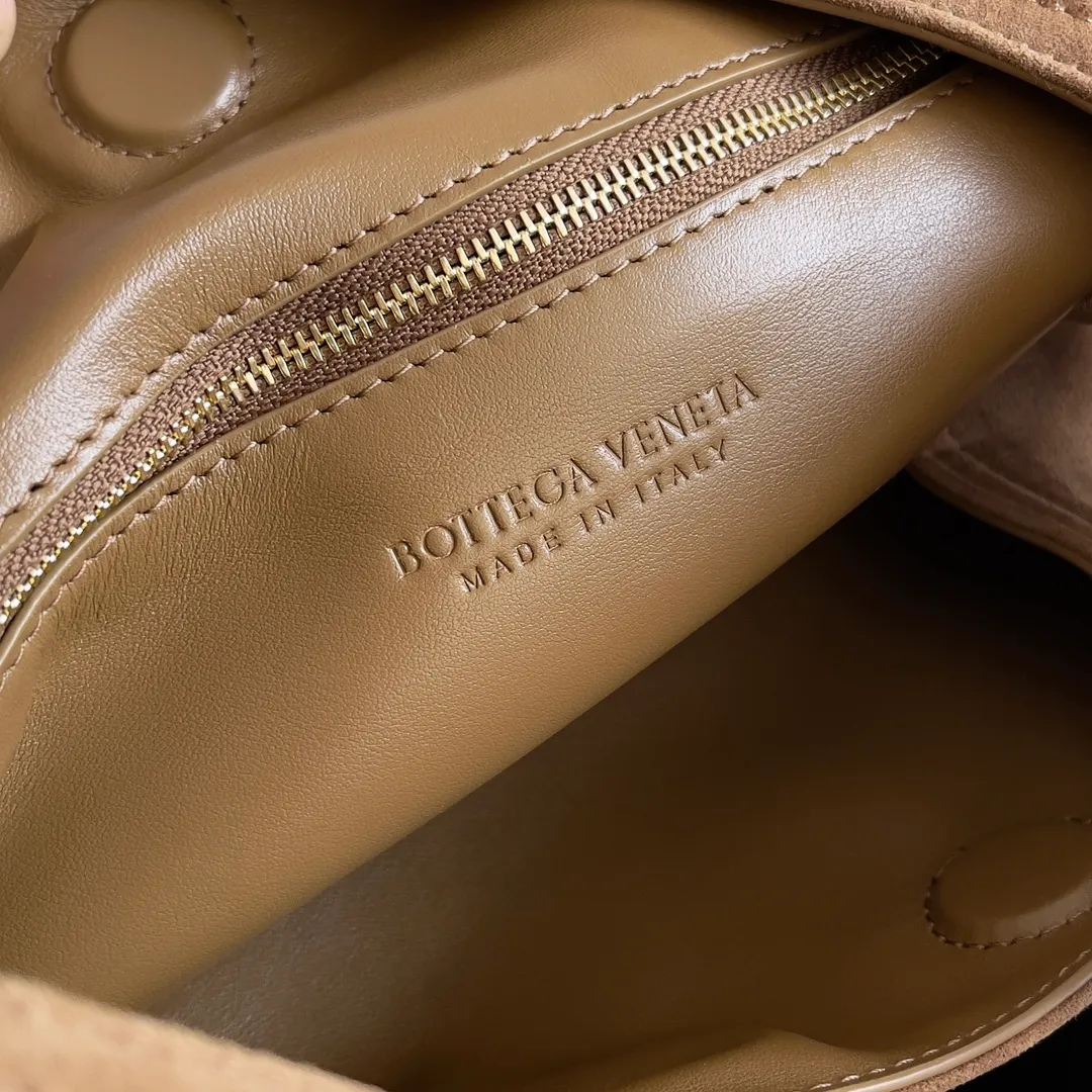 Batch 2080 Bottega Veneta, the flagship product of the 2024 autumn and winter, is making a splash from the catwalk to the streets. It not only brings a strong retro atmosphere, but also can easily interpret different styles through a variety of matching methods. Whether it is a smart and elegant workplace look or casual and comfortable daily wear, fully imported calfskin is a fashion element you can’t miss! Style number: 803977 Size: 41*20*8cm
